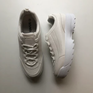 Nya, vita chunky sneakers - Trendiga, vita chunky sneakers🌸 Strl 40 men passar även strl 39 som jag vanligtvis har i skor. Orginalförpackning medkommer, aldrig använda! Säljes för att jag köpt andra liknande✨