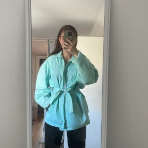 Turkos jacka - Turkos vintage jacka som jag inte använder längre! 200kr med frakt🧚🏻‍♂️💎💙