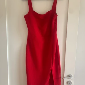 Röd midiklänning stl S - Röd midiklänning stl S