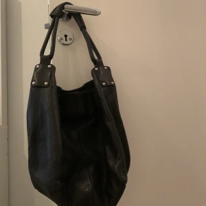 Don Donna väska  - En svart don Donna väska i skinn. Har används ett fåtal gånger. Den har även en liten necessär.