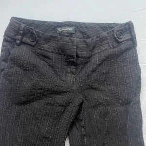 Randiga kostymbyxor  - Fina kostymbyxor från Massimo Dutti, säljer då de tyvärr är för små för mig🤍