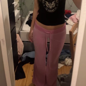 tracksuit byxor - från by jennifer lopez (??) vet ej vsft de är köpta. super bra skick men haft de ganska länge. [la ut en gång innan men de va nåt fel så kunde inte gå in på annons så la ut igen]