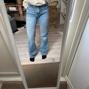 Mörka bootcut-jeans från Monki. Storlek 26. Fint skick. 