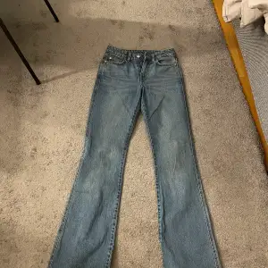 Jätte fina jeans från weekday i modellen sway mid bootcut jeans, knappt använda, jättefint skick, säljer eftersom de är lite små på mig💕💕💕💕