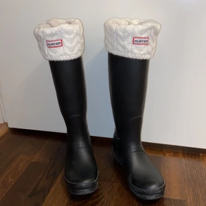 Hunter stövlar - Hunter stövlar med strumpa som knappt är använda och säljer för de är för små😪. Frakt 66-120kr kan annars mötas upp i Stockholm.☺️ Utan strumpa 450kr