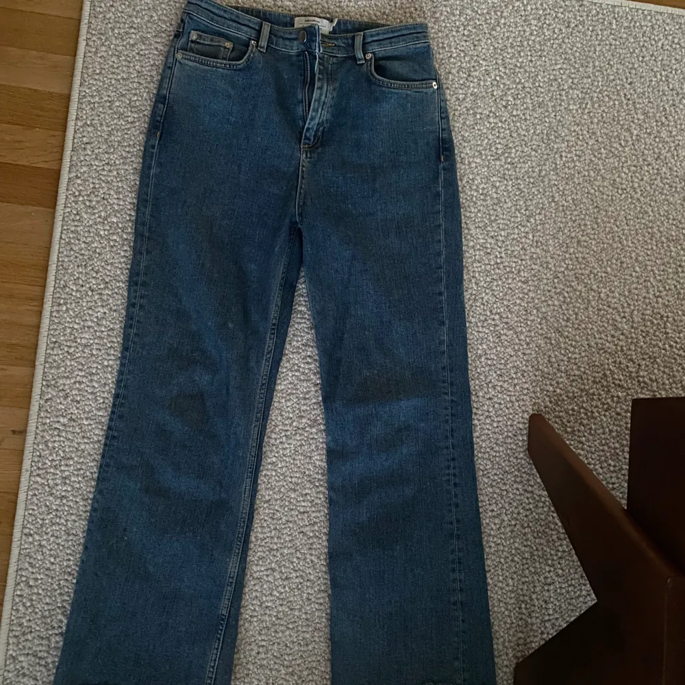 Ett par blåa jeans med slitningar vid anklarna. Knappt använda då de är lite för korta för mig. Jag är 160cm lång. 💙. Jeans & Byxor.
