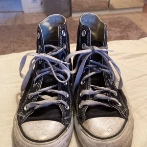 Converse  - converse skor som jag inte använder längre. Svarta och vita snören. Storlek 37,5💘 pris kan diskuteras  