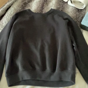 Svart sweatshirt  - Vanlig svart sweatshirt från lager 157 köparen står för frakten hör av dig om du vill ha fler bilder ☺️