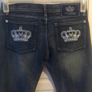 Victoria Beckham jeans,Lågmidjade bootcut, innerbensmått 84,   Midjemått 40. Kan mötas upp i Stockholm eller skickas köparen betalar frakten 