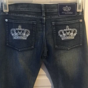 Victoria Beckham jeans  - Victoria Beckham jeans,Lågmidjade bootcut, innerbensmått 84,   Midjemått 40. Kan mötas upp i Stockholm eller skickas köparen betalar frakten 