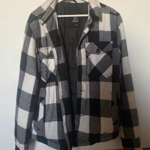 Flanelljacka - Bra skick. Fin. Den känns som storlek S o M blandat😊 den passar utmärkt för höst mot vinter. Vadderad med bomull