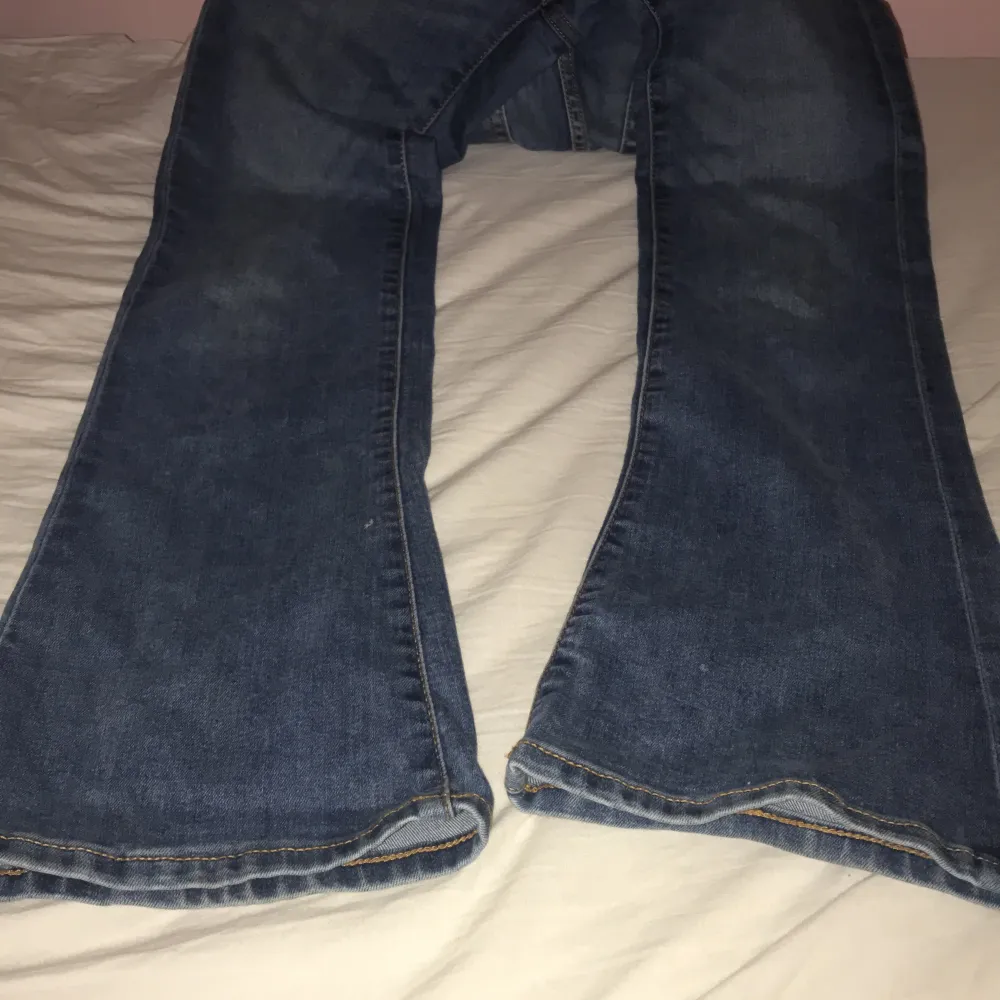 Ett par mörkblå flare jeans som är justerbara i midjan, dom är stretchiga i tyget och är ej slitna. Jag säljer för att dom är för små för mig numera☺️50 kr plus frakt😘. Jeans & Byxor.