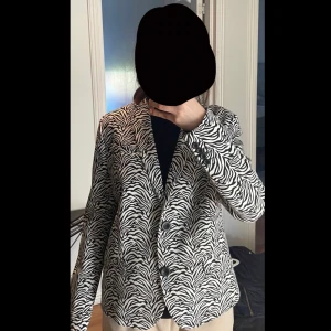 Kavaj - Vintage kavaj i zebra mönster. Storlek 42 men skulle passa 36 upp till 42 