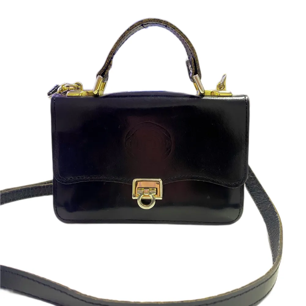 Beautiful Vintage Leather Handbag with Golden Details, Adjustble Strap and Turn Lock 🖤   In good vintage condition 🖤  Four pockets 🖤  Length 7,5 cm 🖤 Height 7,5 cm with handle 🖤  Long strap 🖤  Brand: Unkown 🖤 Free Shipping! 🖤. Väskor.