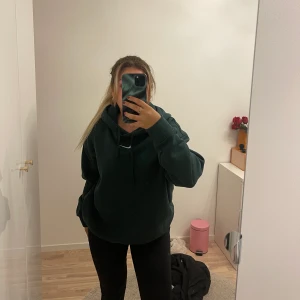 Nike tröja - Mörk grön hoodie storlek s 💚 Passar även M  66kr spårbar frakt 🚚
