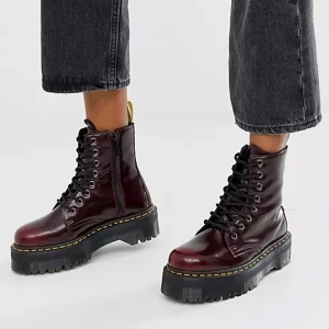 Dr Martens Vegan Jadon Cherry - Ett par dr martens, modell Jadon, läder vegan och färg cherry i storlek 39. Säljs på grund av att jag efter ett par användningar är tvungen att erkänna att de tyvärr var för små för mig:( Fint skick och väldigt sköna i övrigt. Nypris 2000kr