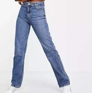 Säljer dessa högmidjade jeans från Bershka! Aldrig använda då de har för hög midja för mig som är ganska kort. De har en lite mörkare blå nyans.  (Frakten är inte inkluderat i priset då jag måste välja frakt osv först).  Tryck INTE på köp direkt!!