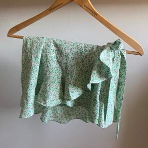 Mintgrön omlott kjol från Shein i storlek S. Köpt secondhand! Fint skick ❤️