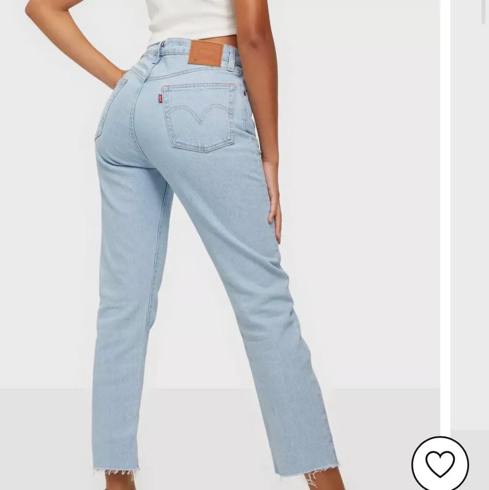 Jättefina Levis 501 jeans, knappt använda, avklippta nertill, storlek W28 L28, säljer billigt då jag ska iväg och resa och behöver bli av med kläder🌸 frakt tillkommer 59kr. Jeans & Byxor.