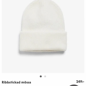 Lindex mössa - Säljer denna jättefina mössa från lindex då jag inte längre använder den. Använd en vinter endast. Nypris 249:- mitt pris 150:-