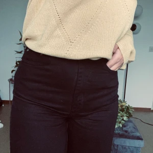 Svarta raka jeans från Arket  - Svarta raka jeans från Arket. Sparsamt använt, storlek S. 