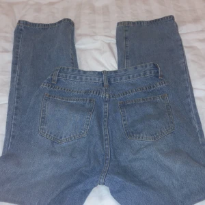 MörkBlåa Jeans I storlek XS - Straightleg Jeans. Helt oanvända då dem inte passade mig. För långa. Men sitter fint vid midjan. Fintskick