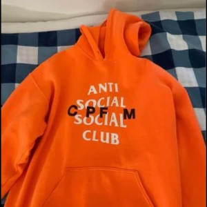 Anti social social club x cactus plant flee market - Säljer denna hoodie eftersom den aldrig kom till användning. Väldigt bra skit! Inga flaws.