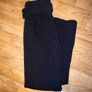Kostym byxor - Kostymbyxor som sitter så fint de är i nysick från NA-KD och bältet kommer med byxorna