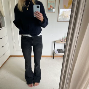 Bootcut jeans gråa - Grå/svarta bootcut jeans från zara. Superfina långa bootcut jeans. Benlängd: 105 cm, Midja: 35 cm. Jag är 170cm och dom är lite långa för mig, men går över skorna väldigt snyggt! Materialet är lite stretchigt. 