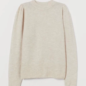 Stickad tröja med puffärm - En väldigt fin beige stickad tröja med puffärm. Knappt använd. Är i storlek XS, men känns mer som en S eller M. Köptes på Hm för 200kr. Frakt tillkommer.