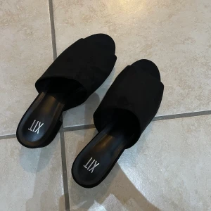  Svarta skor med en liten klack  - Använda en gång går att prutas!!