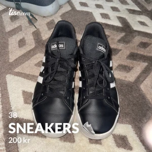 Adidas sneakers 👟  - Använd fåtals ggr