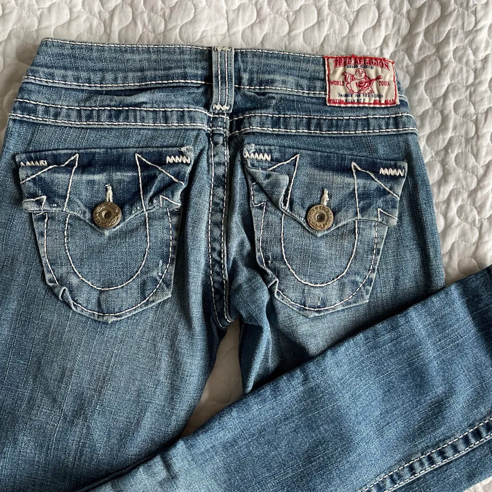 Super snygga True Religion jeans. Dessa jeans är lågmidjade och vida vid fötterna. De passar tyvärr inte mig längre så det är därför jag säljer:( Skriv till mig för fler bilder eller om du har frågor! (Säljer två par till!!💗💗). Jeans & Byxor.