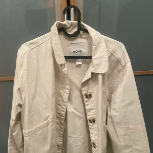 Jacka - En fin beige jeansjacka från monki. Lite använd så i väldigt gott skick! Skicka för fler bilder eller funderingar!
