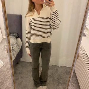 Stickad tröja - Vit och svart randig stickad tröja med halv-zip från Mango i storlek S. Använd väldigt få gånger.