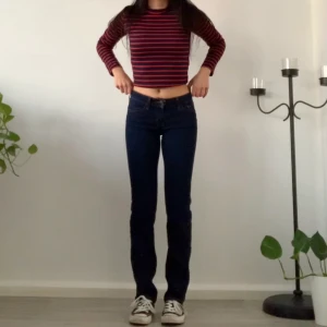 Lågmidjade Levis Jeans - Mörklblå lågmidjade jeans🧵