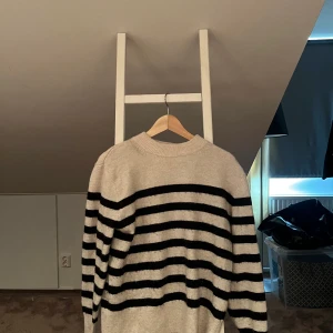 Stickad tröja HM -  Fin stickad tröja Hm, säljer för den ej har kommit till andvändning tyvärr❤️ kom gärna med förslag på pris ❤️ Skriv för mer bilder! 