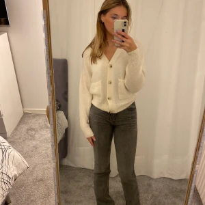 Stickad tröja  - Stickad tröja/kofta från Cubus i storlek . Aldrig använd, orginalpris 500kr.