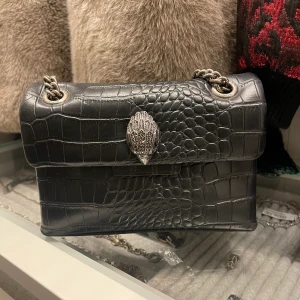 Kurt geiger väska  - Intressekoll på min Kurt geiger väska som är  i fint skick och inte längre kommer till användning. Väskan är i svart krokodil mönster och slutsåld