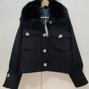 Svart Meotine Kappa  - Säljer min älskade Meotine kappa då jag beställde två stycken. Den är helt ny och inte ens testad. Alla prislappar och allt skydd är kvar. Helt slutsåld på hemsidan! 💕🫶🏼 Det är en M/L men skulle säga att den passar på en S också! ❤️