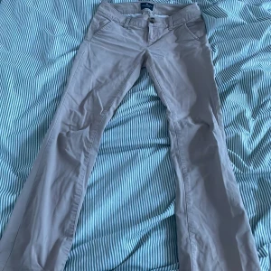  beiga lågmidjade kostym byxor  -  jag säljer mina jättefina  kostymbyxor som är en jätte fin färg. jag säljer den på grund av att de är för korta vid benen. Och dom är inte riktigt min stil jag är 158-160 cm vet inte riktigt. Ni kan skriva till mej om ni vill att jag ska vissa dom på❤️