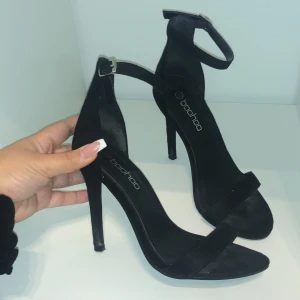 Svarta klackskor  - Säljer dessa fina klackskor som endast är använda 2-3 gånger! Klackskorna är i storlek 36. 