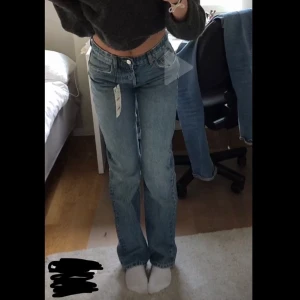 Zara straight jeans - Raka mid/low rise jeans från Zara. Storlek 36, skulle kunna passa 34. Orginalpris 400kr, mitt pris 150+frakt Tryck inte på köp nu!
