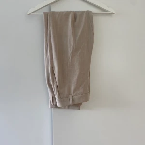 KOSTYMBYXOR  - Kostymbyxor från H&M, bra passform och längd. Något större än 34, skulle säga mer en 36