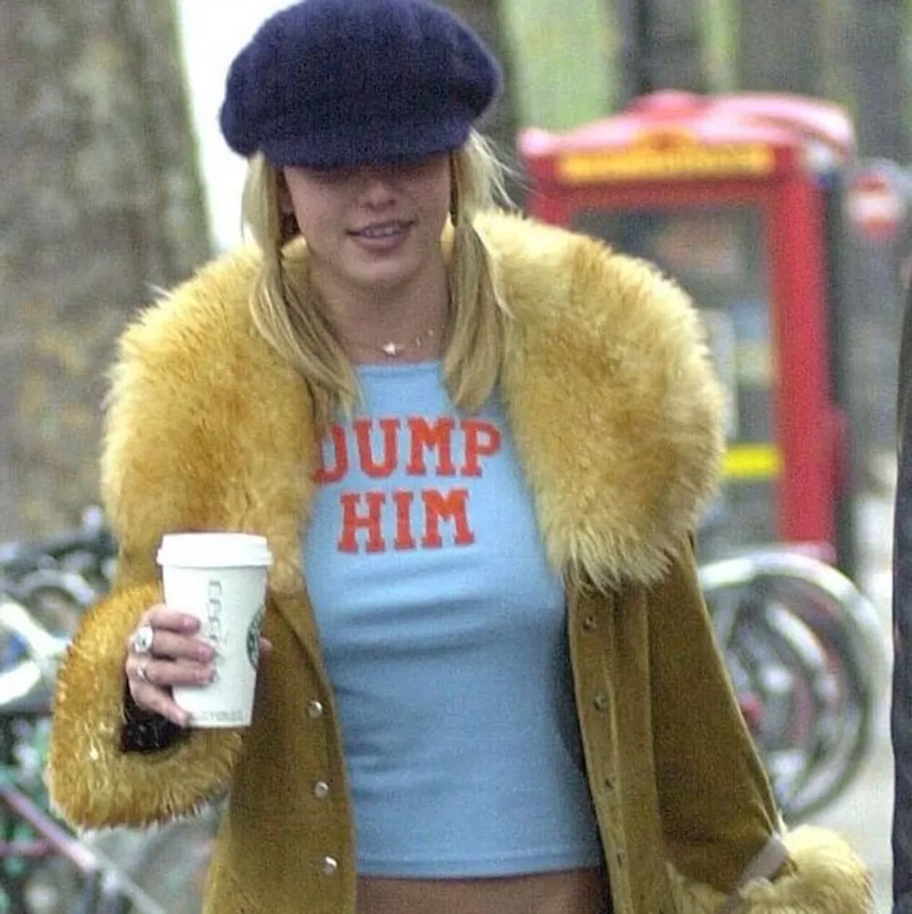 Super cool ikonisk ”dump him” tröja. Likadan som Britney Spears. Använd bara ett fåtal gånger.. T-shirts.