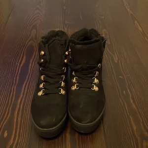 Vinterskor  - Snygga vinterskor som knappt är använda. På bilden är de bara smuts, går att ta bort! Storlek 36. Super varma och sköna. 