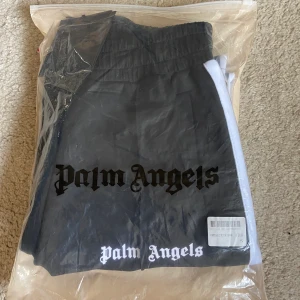 Palm angels byxor - Säljer dessa svarta Palm angels byxor i storlek S som endast är testade.