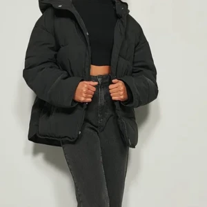 Jacka - En svart vinter jacka från NA-KD. Köpte förra vintern men den är för stor för mig. Inga fläckar eller så. Välldigt fint skick, original pris 639 kr.💕