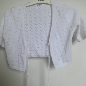 tröja med knyte - croppad, vit knytblus med ”brodering”