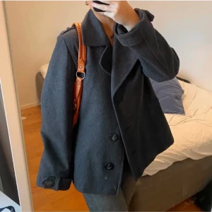 Kort kappa - Säljer denna skit snygga korta kappan som jag köpte i våras här på plick. Den har ett hål på insidan, men inget som märks eftersom det är på insidan. Köparen står för frakten💕KÖP DIREKT: 500kr